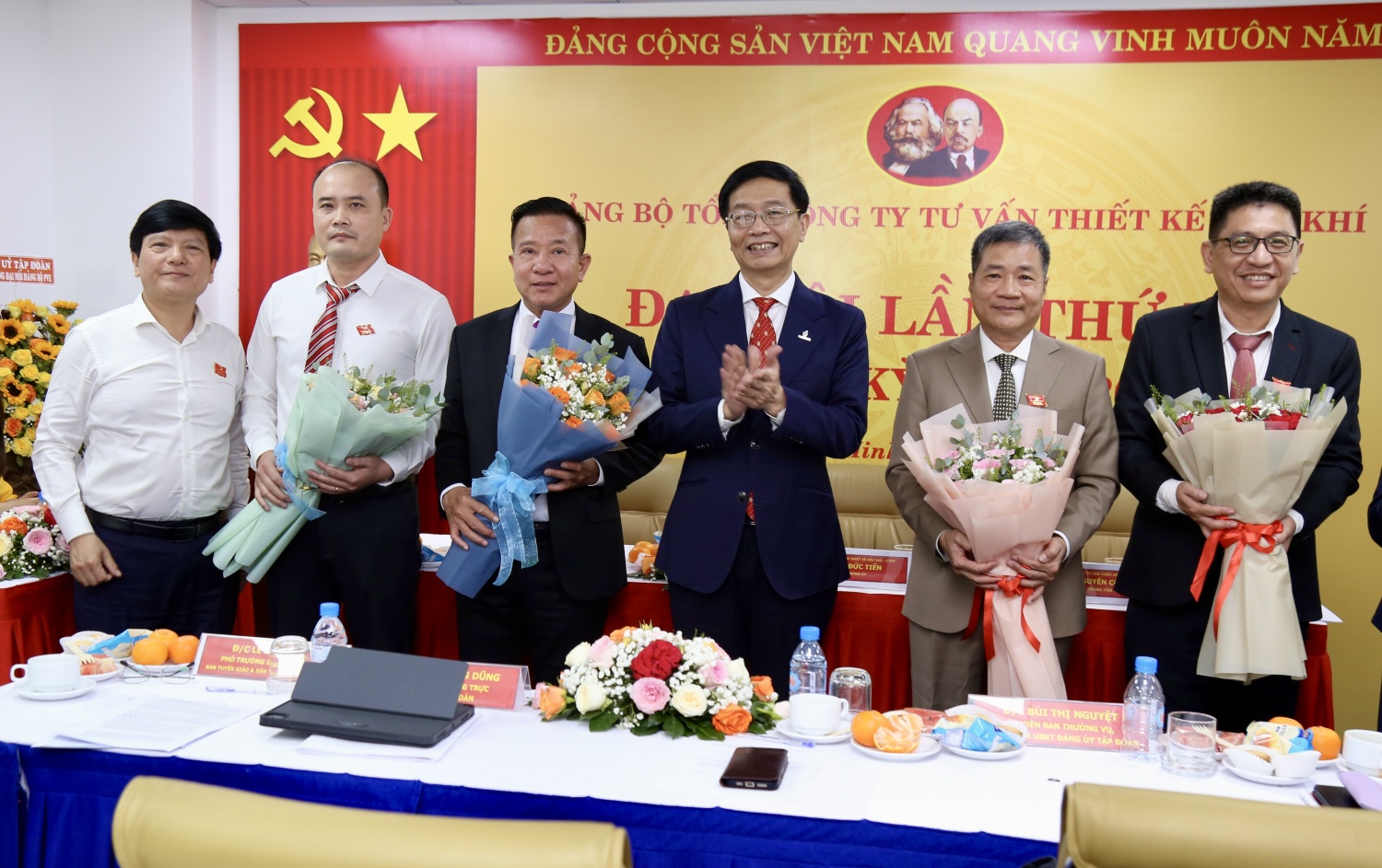 Đồng chí Trần Quang Dũng chúc mừng Ban Chấp hành Đảng bộ PVE nhiệm kỳ 2025-2030