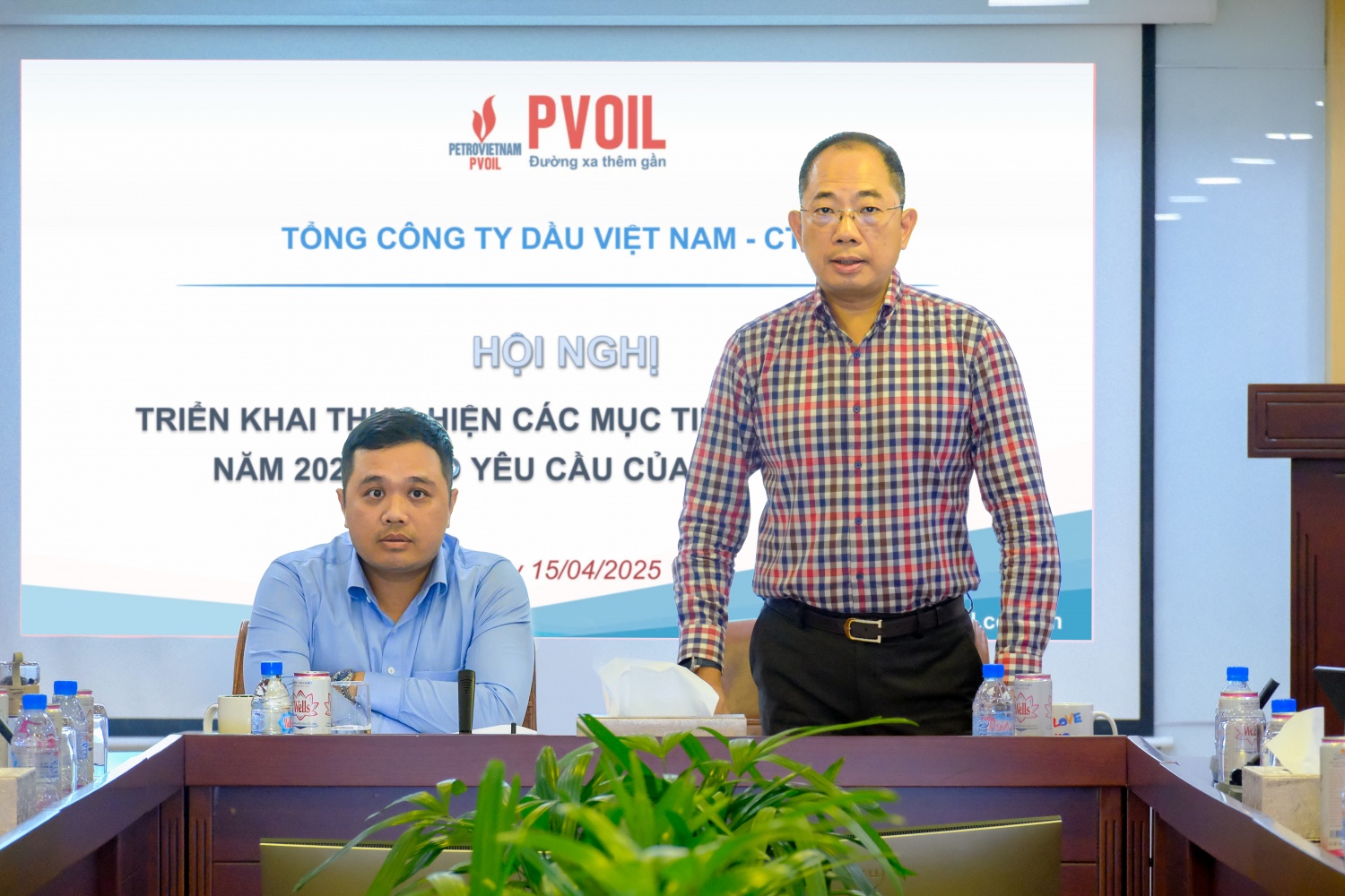 Ông Cao Hoài Dương – Bí thư Đảng ủy, Chủ tịch HĐQT và ông Nguyễn Đăng Trình – Phó Bí thư Đảng ủy, Tổng Giám đốc PVOIL chủ trì hội nghị