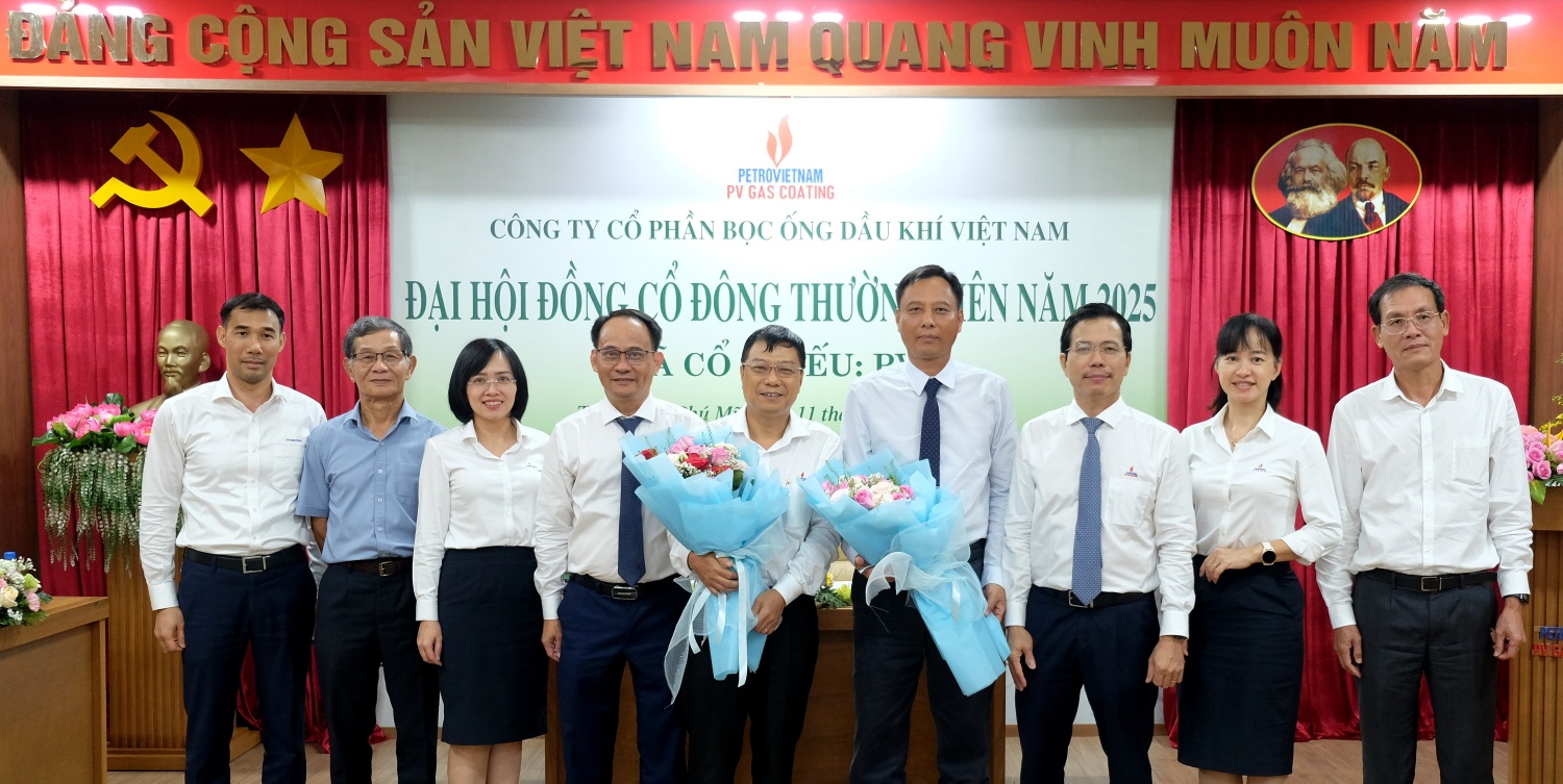 Lãnh đạo PV GAS COATING chúc mừng ông Trịnh Hải và ông Lê Đức Hòa