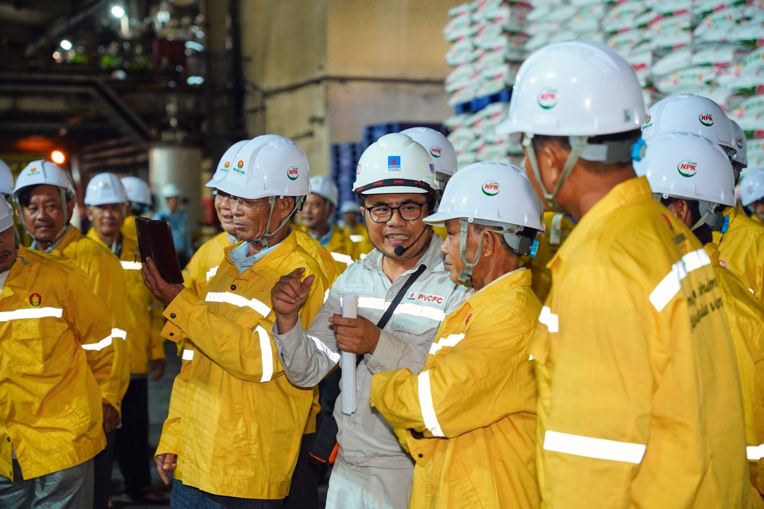 Nông dân trực tiếp tham quan và trải nghiệm quy trình sản xuất hiện đại tại Nhà máy Phân bón Cà Mau
