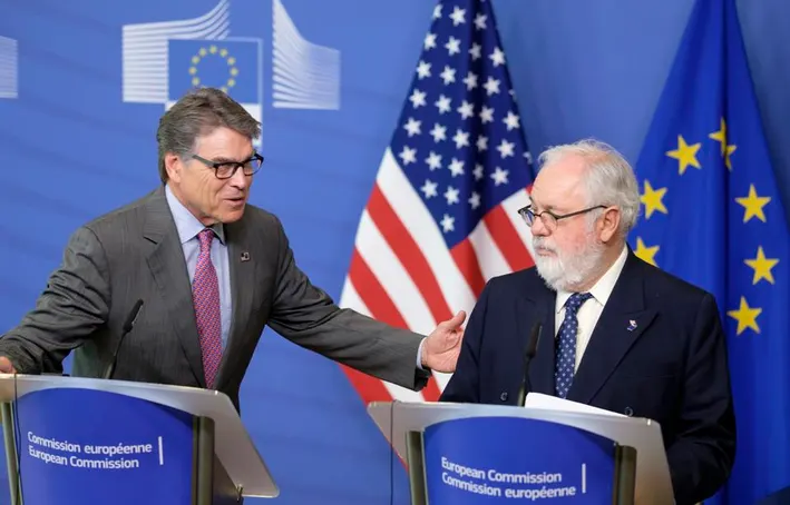 Bộ trưởng Năng lượng Hoa Kỳ Rick Perry và Ủy viên Năng lượng EU Miguel Arias Cañete phát biểu tại Diễn đàn năng lượng cấp cao giữa doanh nghiệp với doanh nghiệp về LNG tại Brussels. Ảnh Thierry Monasse/Getty Images.