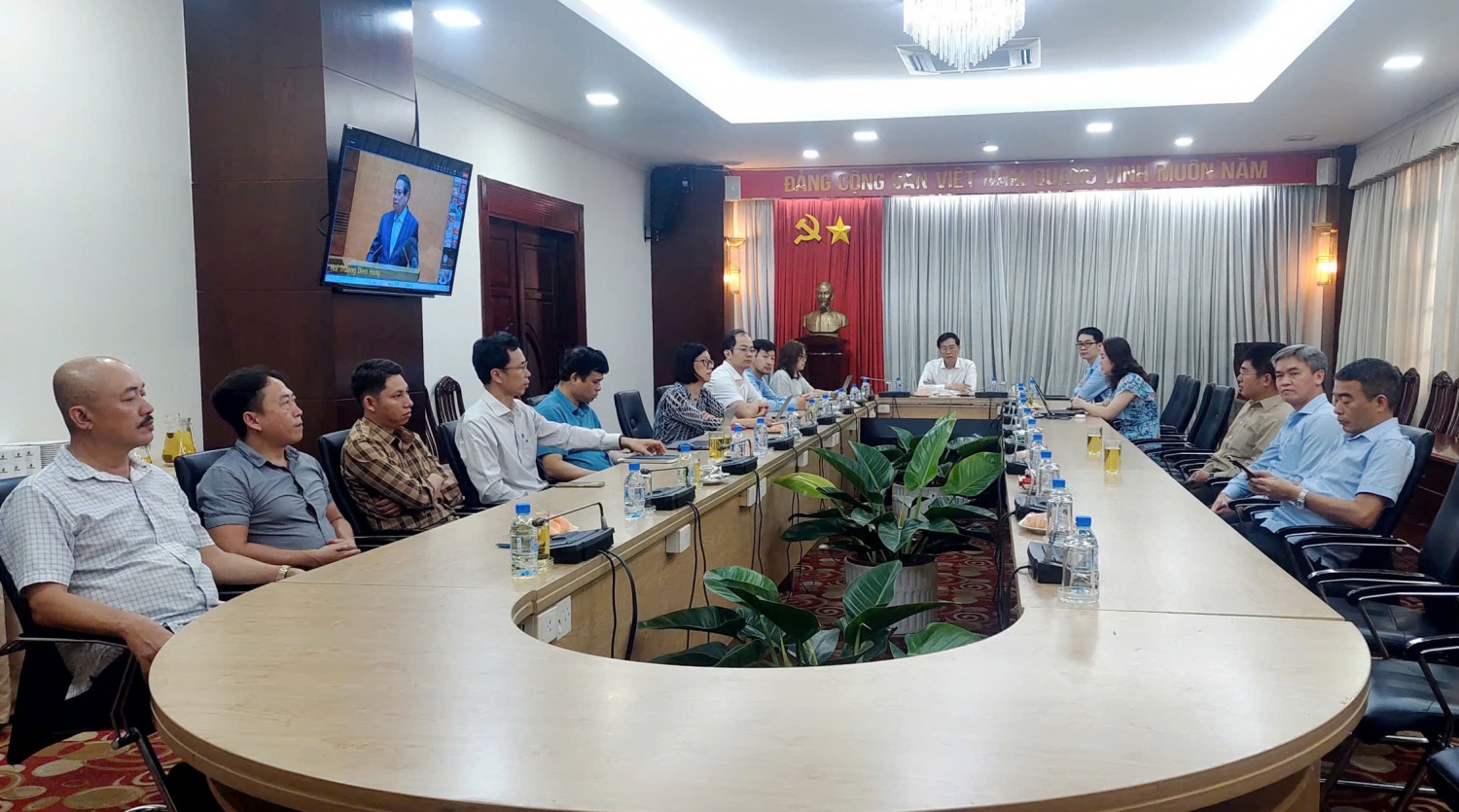 Đồng chí Trần Quang Dũng, Phó Bí thư thường trực Đảng ủy Tập đoàn tham dự tại điểm cầu Văn phòng đại diện TP Hồ Chí Minh.