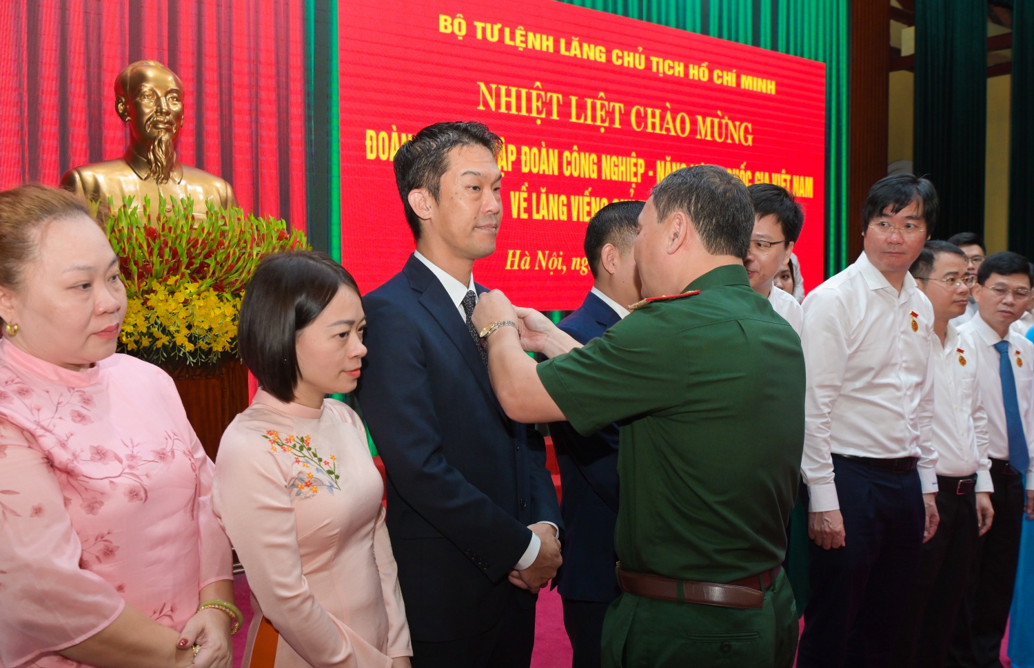Thủ trưởng Bộ Tư lệnh Bảo vệ Lăng trao huy chương cho các cá nhân nhận khen thưởng danh hiệu gương điển hình tiêu biểu và cá nhân tiêu biểu trong học tập, làm theo tư tưởng, đạo đức, phong cách Hồ Chí Minh năm 2025 và giai đoạn 2020-2025