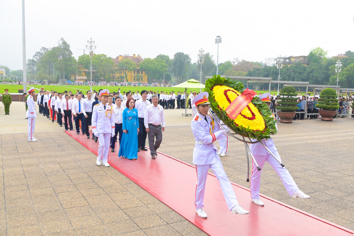 Đoàn đại biểu do đồng chí Đỗ Chí Thanh - Phó Tổng Giám đốc Petrovietnam và đồng chí Nghiêm Thùy Lan - Chủ tịch Công đoàn Dầu khí Việt Nam dẫn đầu vào dâng hoa bày tỏ lòng thành kính trước anh linh Chủ tịch Hồ Chí Minh vĩ đại