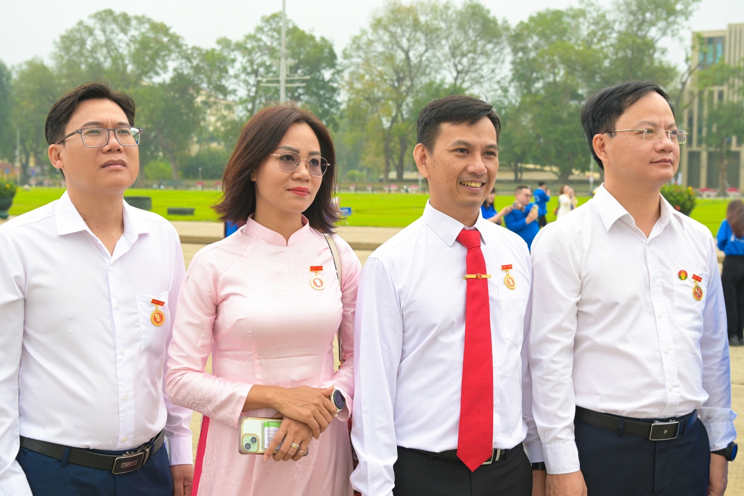 Các đại biểu vào Lăng viếng Bác