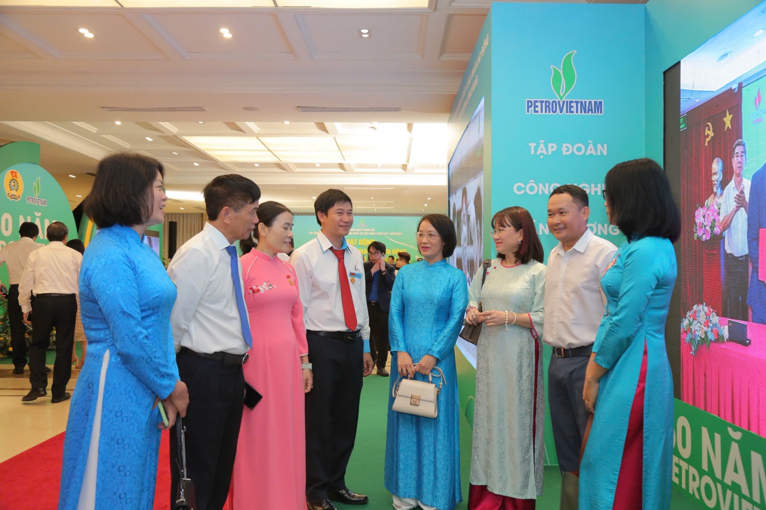 Các đại biểu gặp mặt, chia sẻ kinh nghiệm trước thềm Lễ phát động Tháng Công nhân, Tháng hành động về ATVSLĐ năm 2025