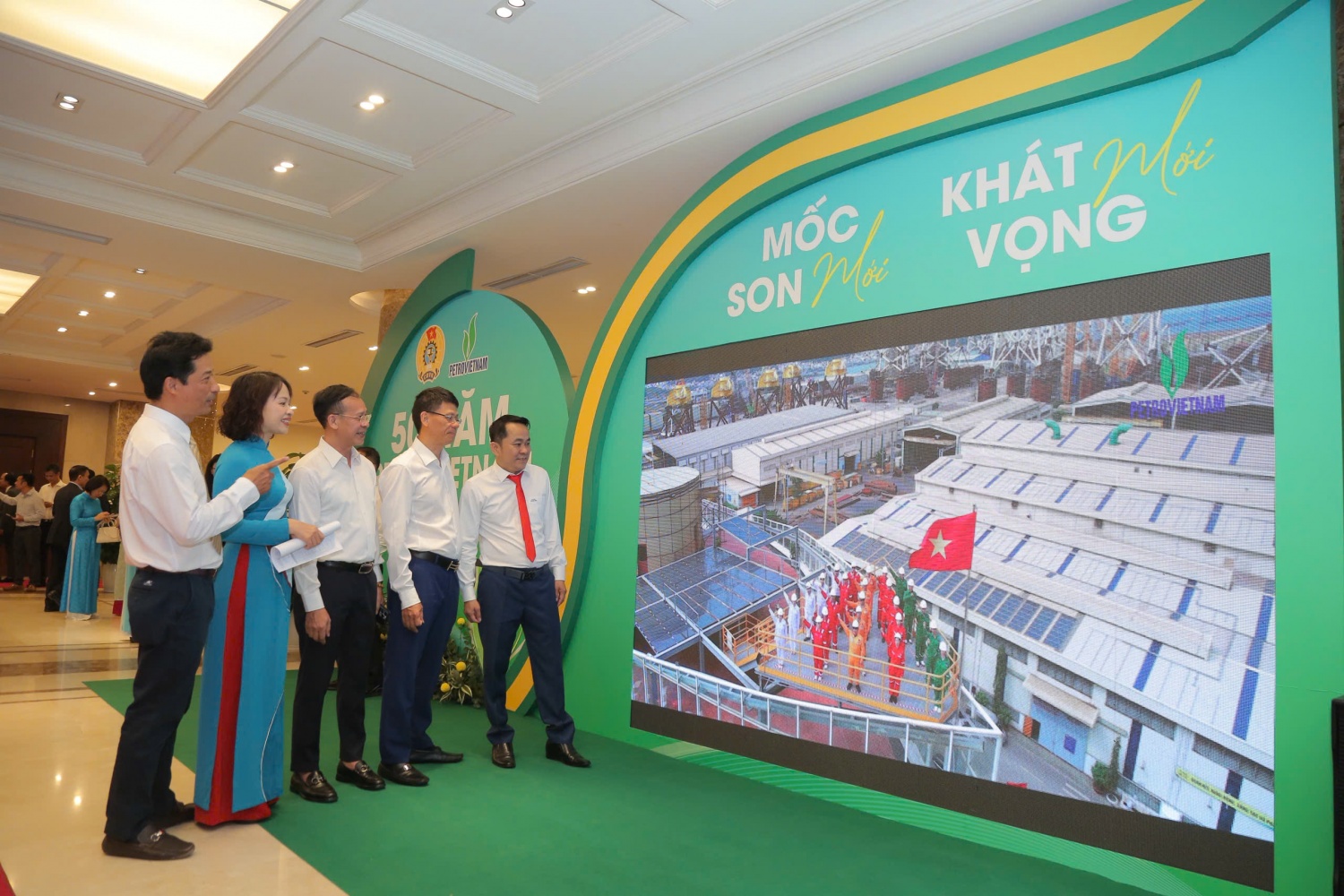 Các đại biểu cùng nhìn lại những khoảnh khắc, mốc son trong lao động sản xuất