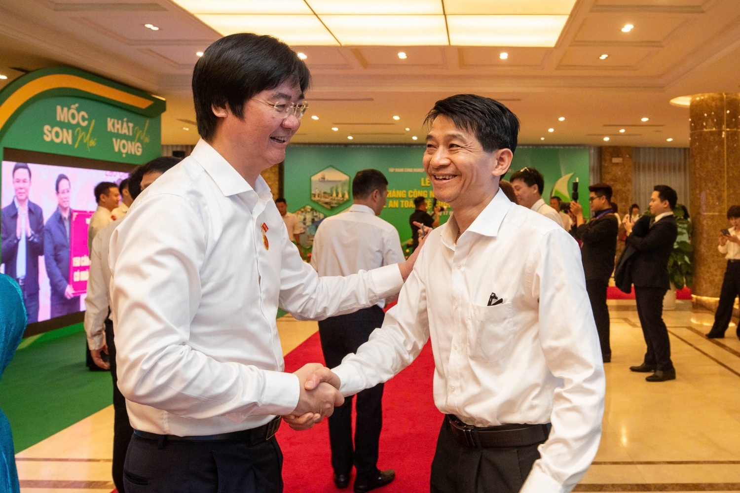 Phó Chủ tịch thường trực CĐ DKVN Nguyễn Mạnh Kha chúc mừng người lao động