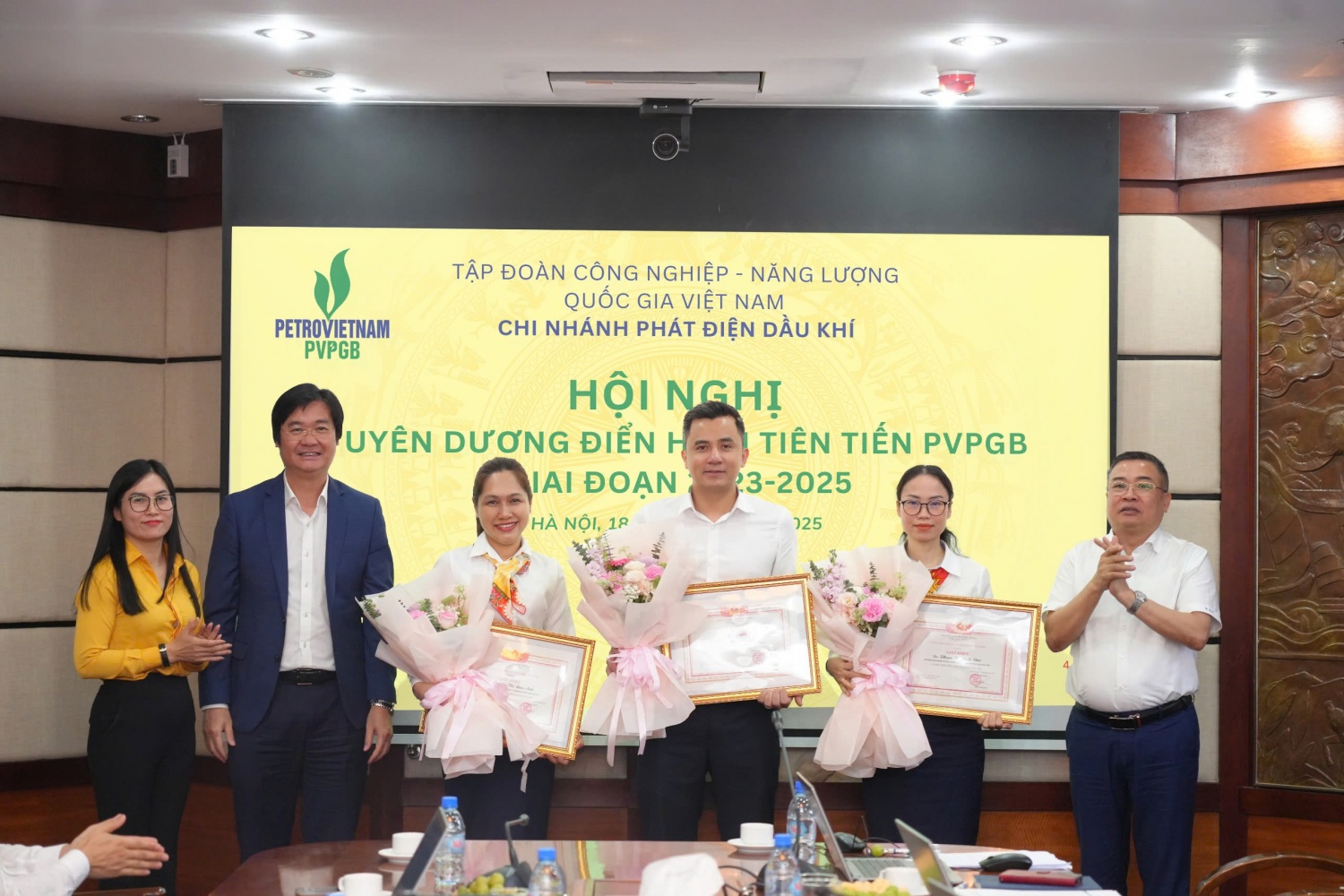 Trao khen thưởng cho các cá nhân điển hình tiên tiến giai đoạn 2023-2025 của PVPGB