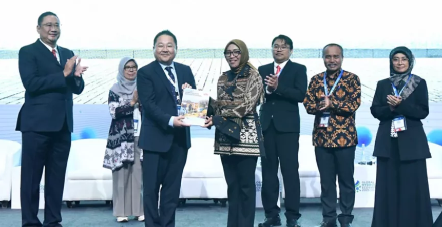 Hyundai và Pertamina phát triển hệ sinh thái hydro từ rác tại Indonesia Hyundai và Pertamina phát triển hệ sinh thái hydro từ rác tại Indonesia Hyundai Motor Group tuyên bố hợp tác với công ty năng lượng quốc doanh Indonesia – PT Pertamina (Persero). Ảnh Hyundai Motor Group