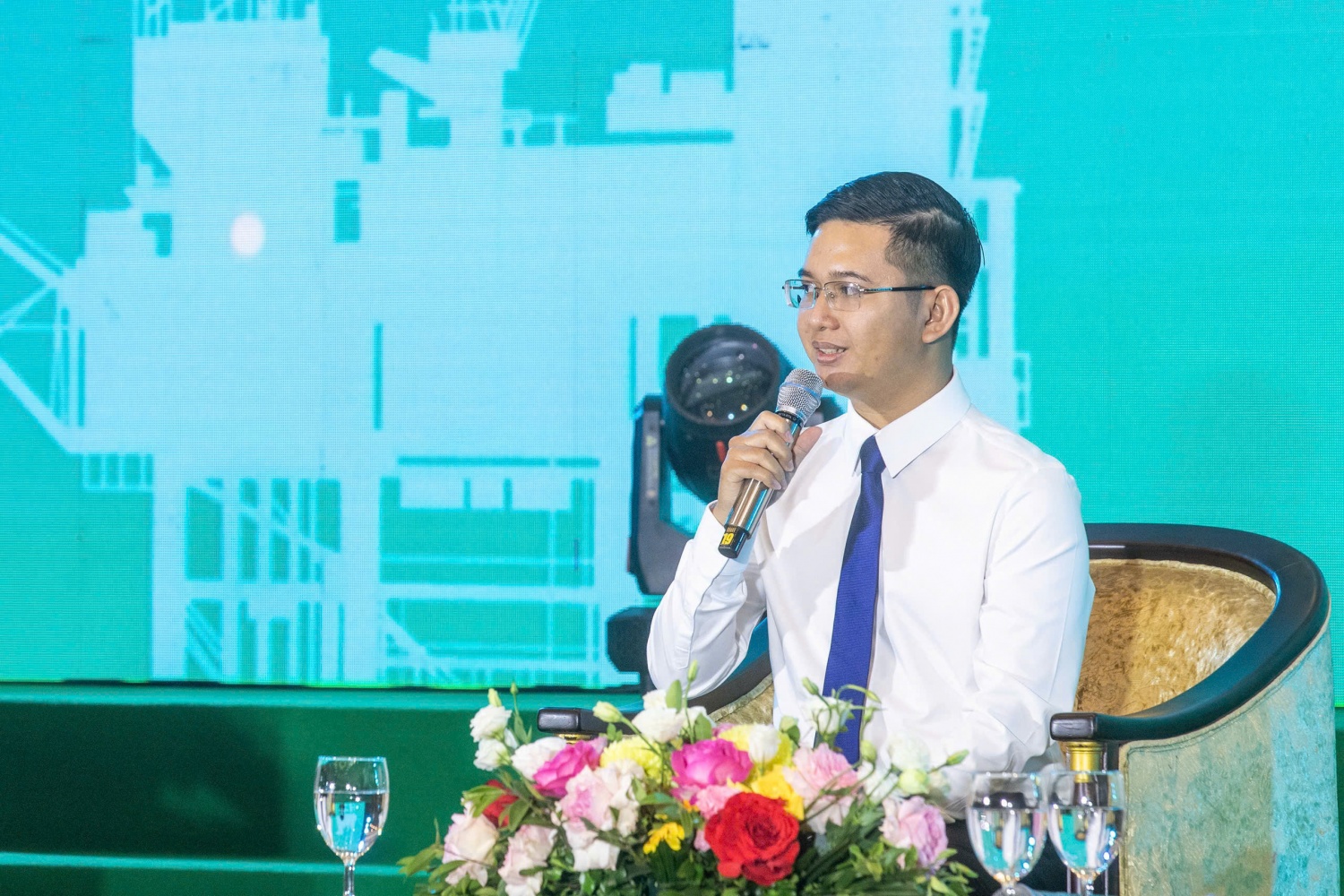 Anh Lê Cẩm Hoàng Tuấn - Người lao động tiêu biểu đến từ Tổng công ty Khí Việt Nam (PV GAS) được chọn là một trong ba gương điển hình tiêu biểu giao lưu tại chương trình.