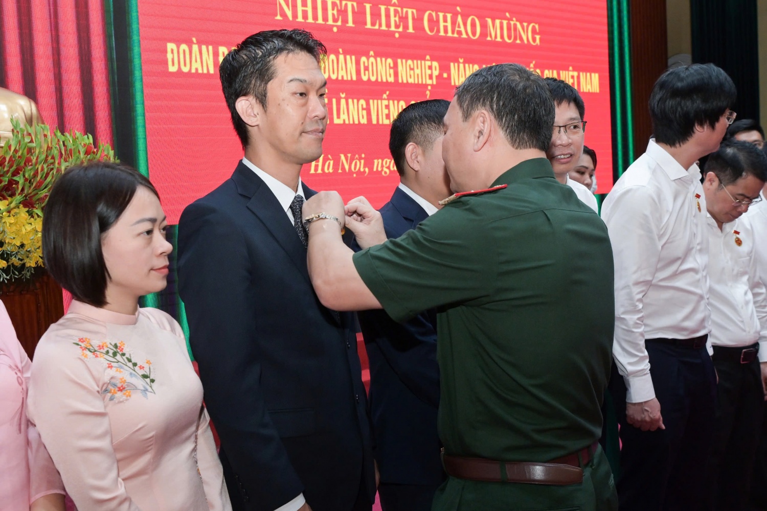 Ông Kazutaka Yamato, Tổng Giám đốc NSRP được trao tặng Huy hiệu Bác Hồ.