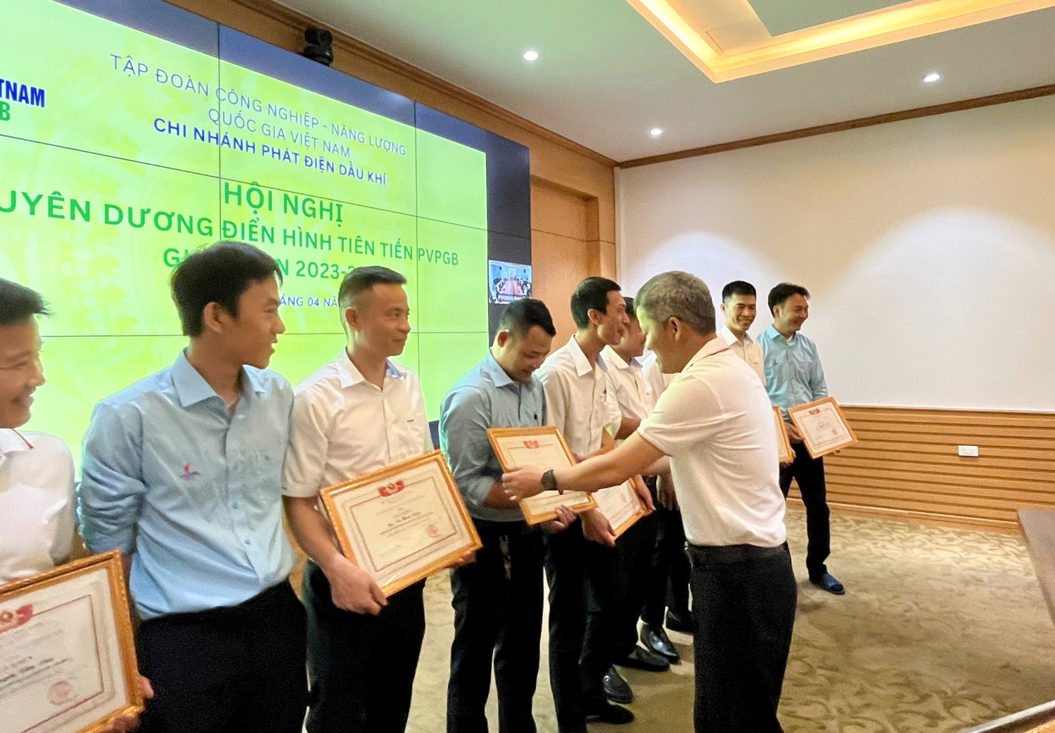 Trao khen thưởng cho các cá nhân điển hình tiên tiến giai đoạn 2023-2025 của Nhà máy Nhiệt điện Thái Bình 2