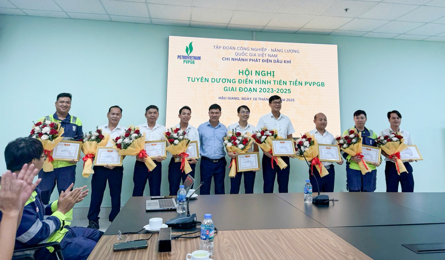 Trao khen thưởng cho các cá nhân điển hình tiên tiến giai đoạn 2023-2025 của Nhà máy Nhiệt điện Sông Hậu 1