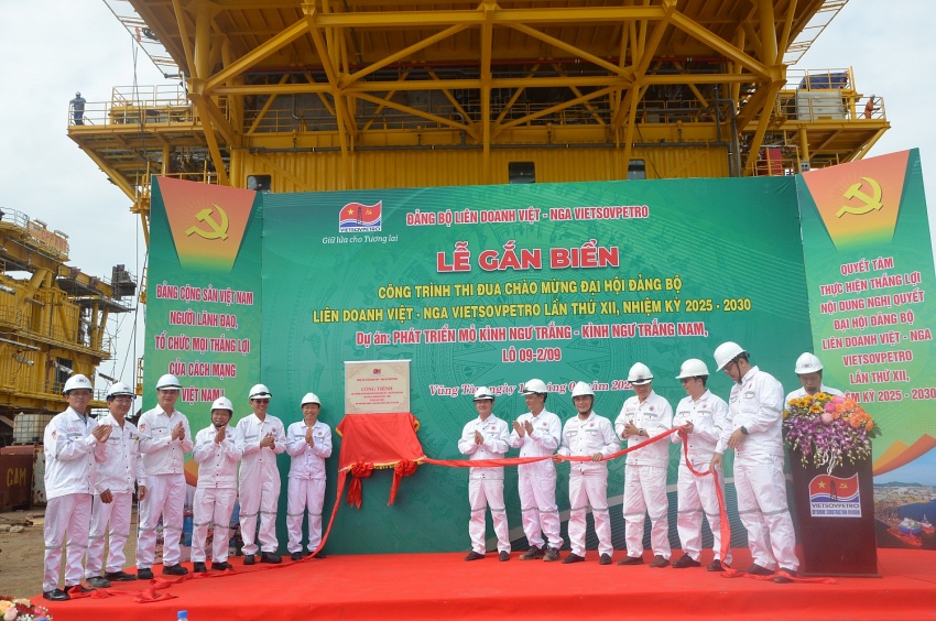 Các đại biểu thực hiện nghi thức gắn biển thi đua công tình dự án phát triển mỏ Kình Ngư Trắng – Kình Ngư Trắng Nam