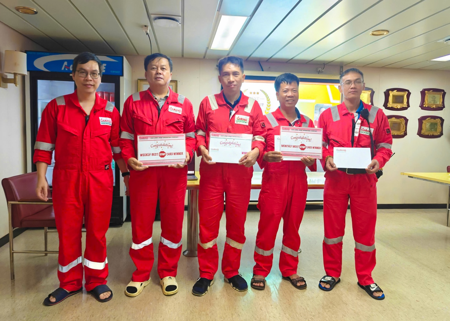 Anh Bùi Mạnh Cường trao phần thưởng cho người lao động thực hiện tốt công tác đảm bảo an toàn tại mỏ Sư Tử Đen.