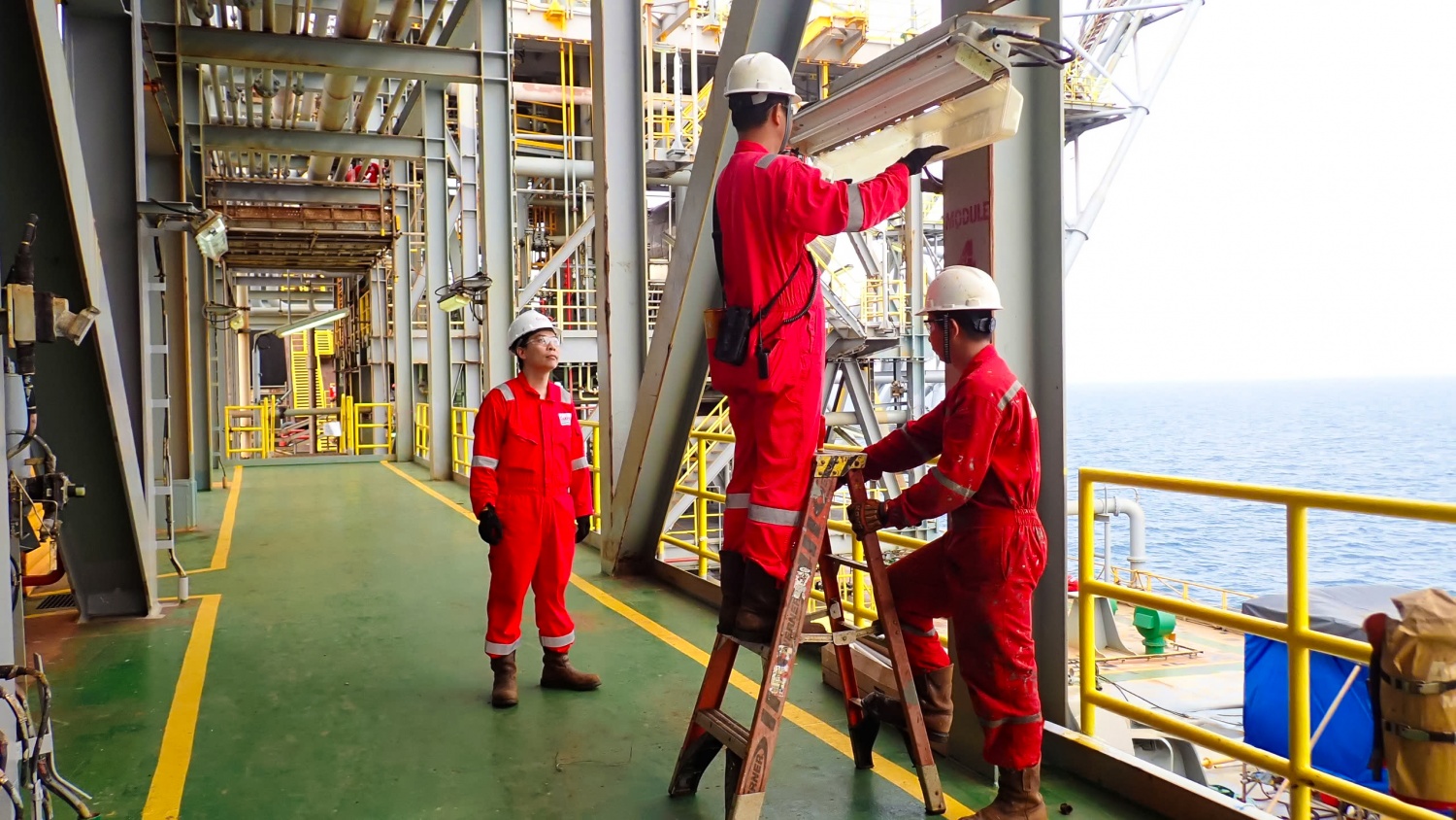 Giàn trưởng Bùi Mạnh Cường luôn sâu sát trong công việc, sát cánh cùng người lao động trong những thời điểm cam go, khó khăn nhất.