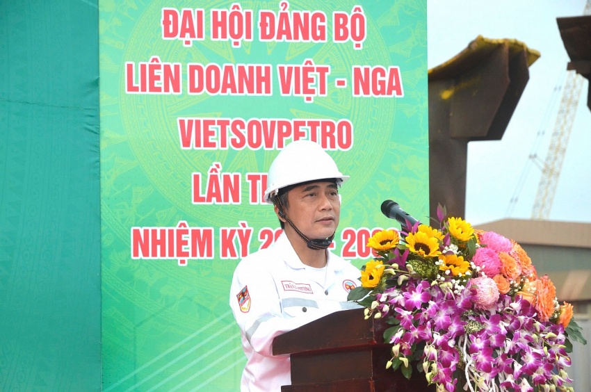 Đồng chí Trần Lê Phương, Trưởng ban Quản lý Hợp đồng Dầu khí Vietsovpetro báo cáo tại buổi lễ.