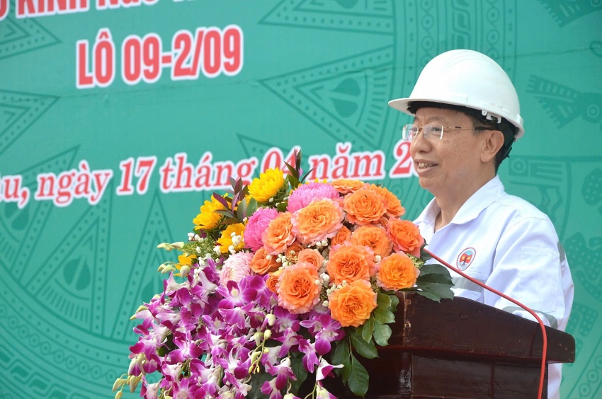 Đồng chí Vũ Việt Kiều - Phó Bí thư Đảng ủy Vietsovpetro ghi nhận và biểu dương tinh thần trách nhiệm, sự nỗ lực không ngừng nghỉ của tập thể cán bộ, người lao động trong quá trình triển khai dự án.