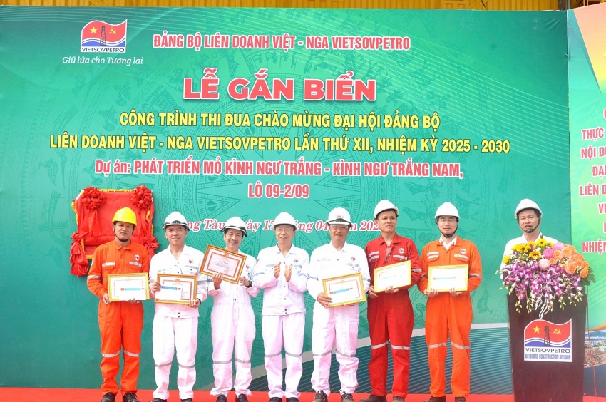 Đồng chí Vũ Việt Kiều trao khen thưởng các tập thể xuất sắc.