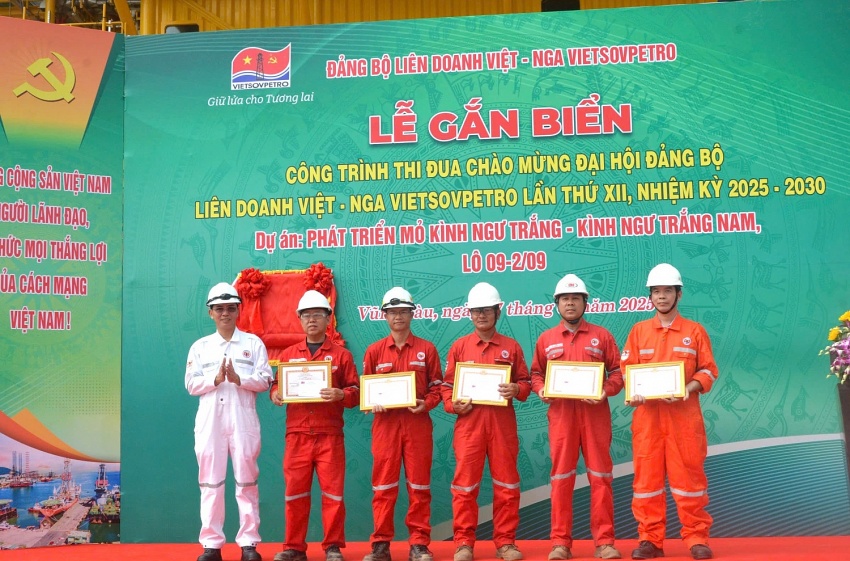 Lãnh đạo Vietsovpetro khen thưởng các cá nhân xuất sắc.	