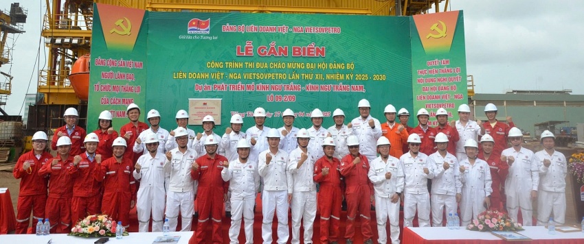 Các đại biểu thể hiện sự quyết tâm tại Lễ gắn biển thi đua dự án phát triển mỏ Kình Ngư Trắng – Kình Ngư Trắng Nam, Lô 09-2/09.