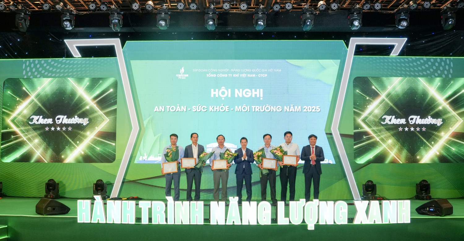 Khen thưởng các tập thể xuất sắc trong công tác ATSKMT của PV GAS