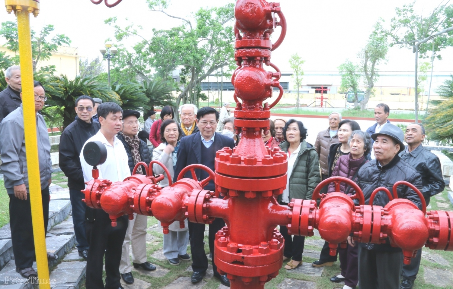 Cán bộ hưu trí Ban Dầu mỏ Khí đốt thăm giếng khoan 61