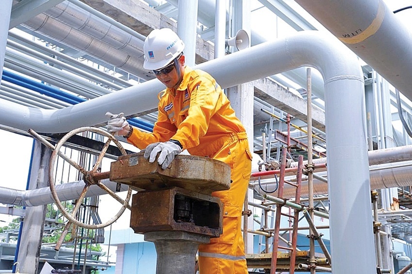 Người lao động PV GAS làm việc trong môi trường chuyên nghiệp, được trang bị đầy đủ các phương tiện bảo hộ lao động theo đúng quy định