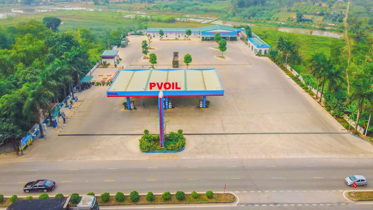 Cửa hàng xăng dầu PVOIL tại Thanh Hóa kết hợp trạm sạc xe điện và trạm dừng nghỉ cho xe tải đường dài