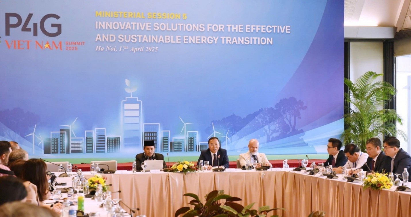 Deputy Minister of Industry and Trade Nguyen Hoang Long chaired the discussion session on “Innovative Solutions for an Efficient and Sustainable Energy Transition.”