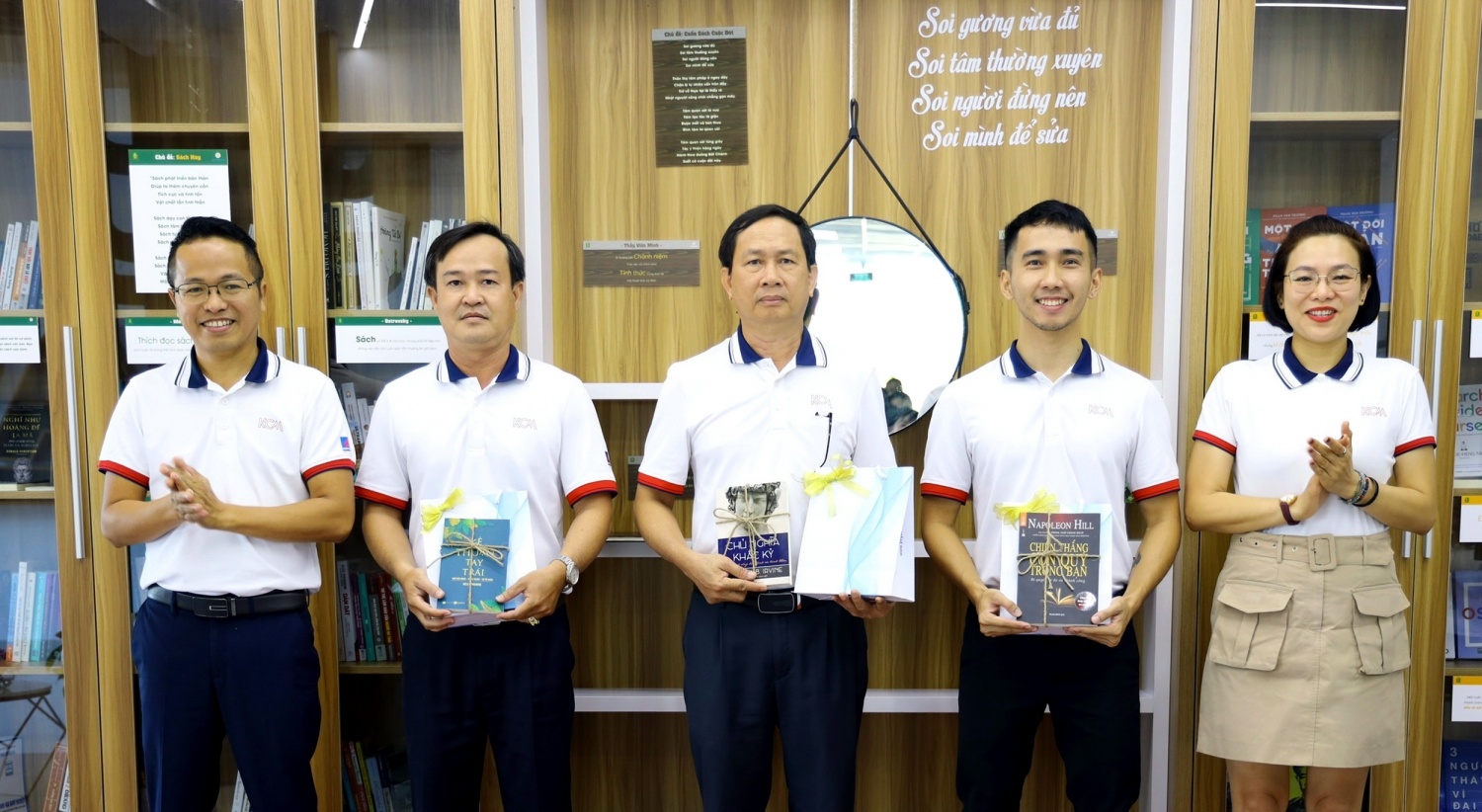 PV GAS CA MAU duy trì chương trình tặng sách cho người lao động