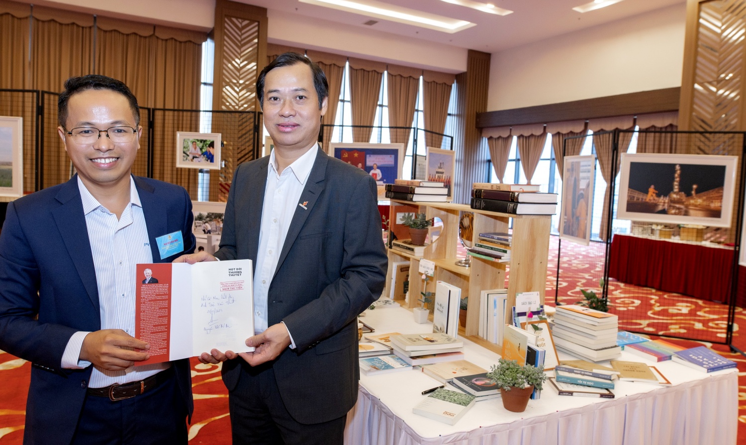 Ông Nguyễn Văn Bé Ba - Giám đốc Công ty Khí Cà Mau tặng sách cho ông Trần Xuân Thành - Chủ tịch Công đoàn PV GAS nhân dịp tham dự Đại hội Công đoàn Công ty nhiệm kỳ 2023-2028