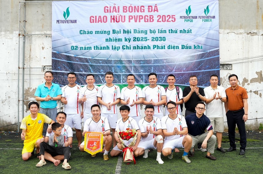 Các đội bóng nhận cờ lưu niệm sau giải đấu.