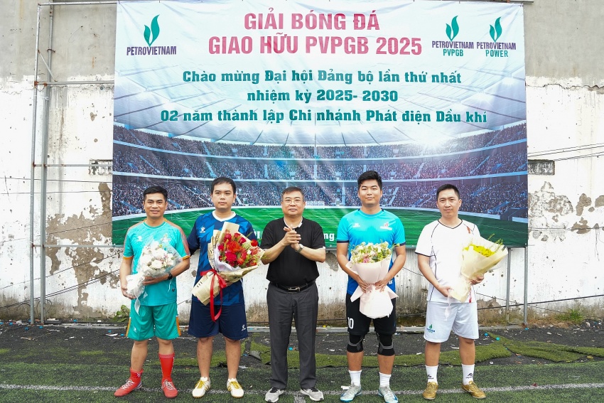 Ông Nguyễn Huy Vượng tặng hoa cho đội trưởng các đội bóng tham gia giải đấu.