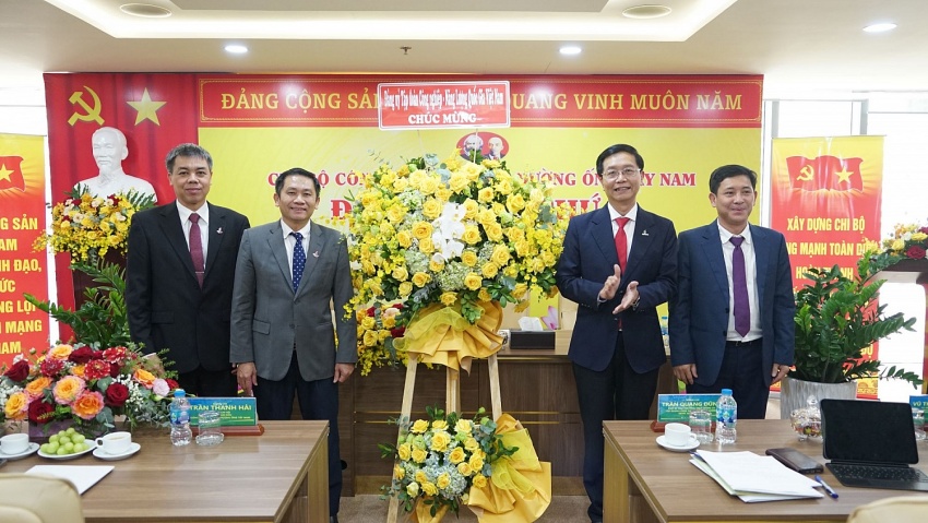 Đồng chí Trần Quang Dũng - Phó Bí thư Thường trực Đảng ủy Petrovietnam chúc mừng tập thể Chi bộ SWPOC đã đạt được những kết quả thắng lợi trong nhiệm kỳ 2020–2025.