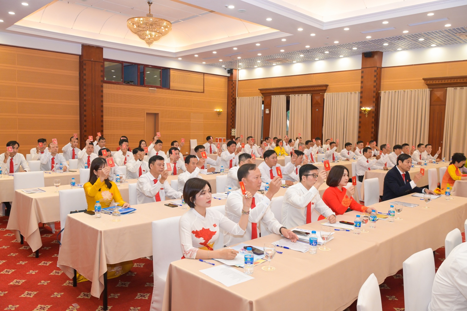 Các đại biểu biểu quyết thông qua các nội dung tại Đại hội