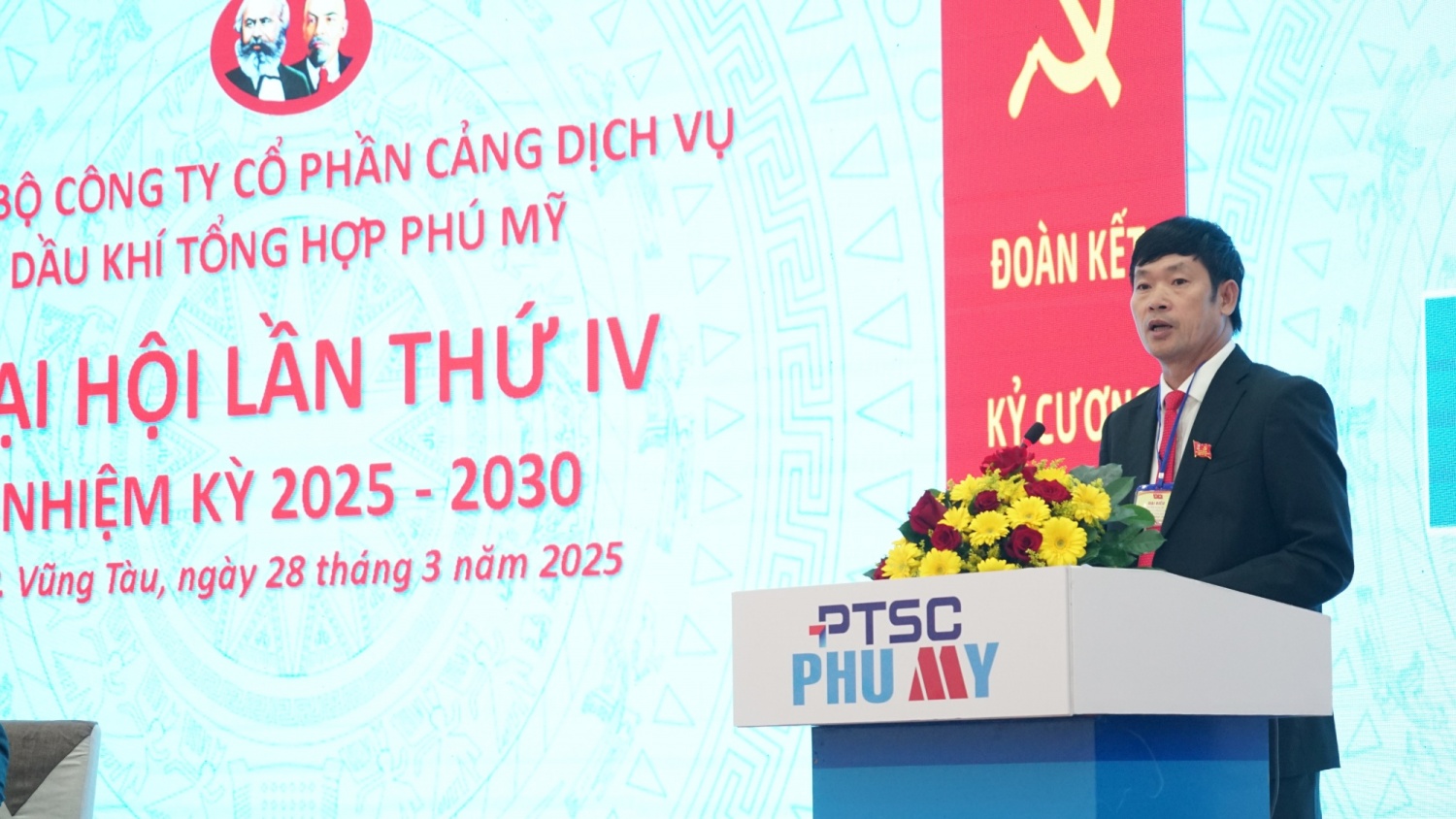 Đồng chí Nguyễn Văn Hoài - Bí thư Đảng ủy, Chủ tịch HĐQT PTSC Phú Mỹ trình bày Báo cáo chính trị của Ban Chấp hành Đảng bộ nhiệm kỳ 2020-2025.