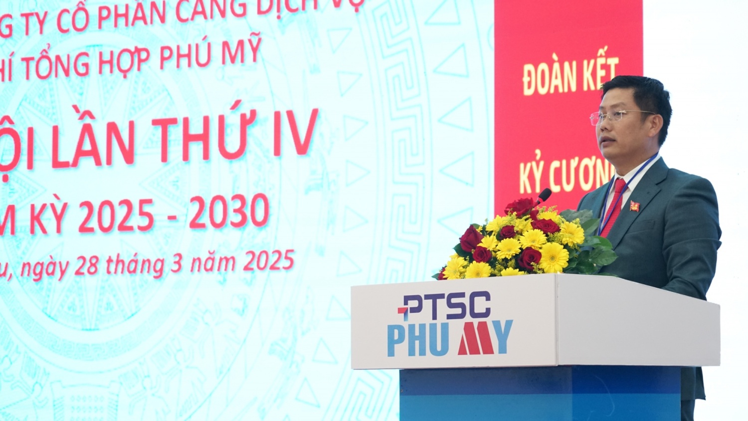 Đồng chí Nguyễn Vinh Nhị Phương - Phó Bí thư Đảng ủy, Giám đốc PTSC Phú Mỹ trình bày Báo cáo kiểm điểm của Ban Chấp hành nhiệm kỳ 2020-2025