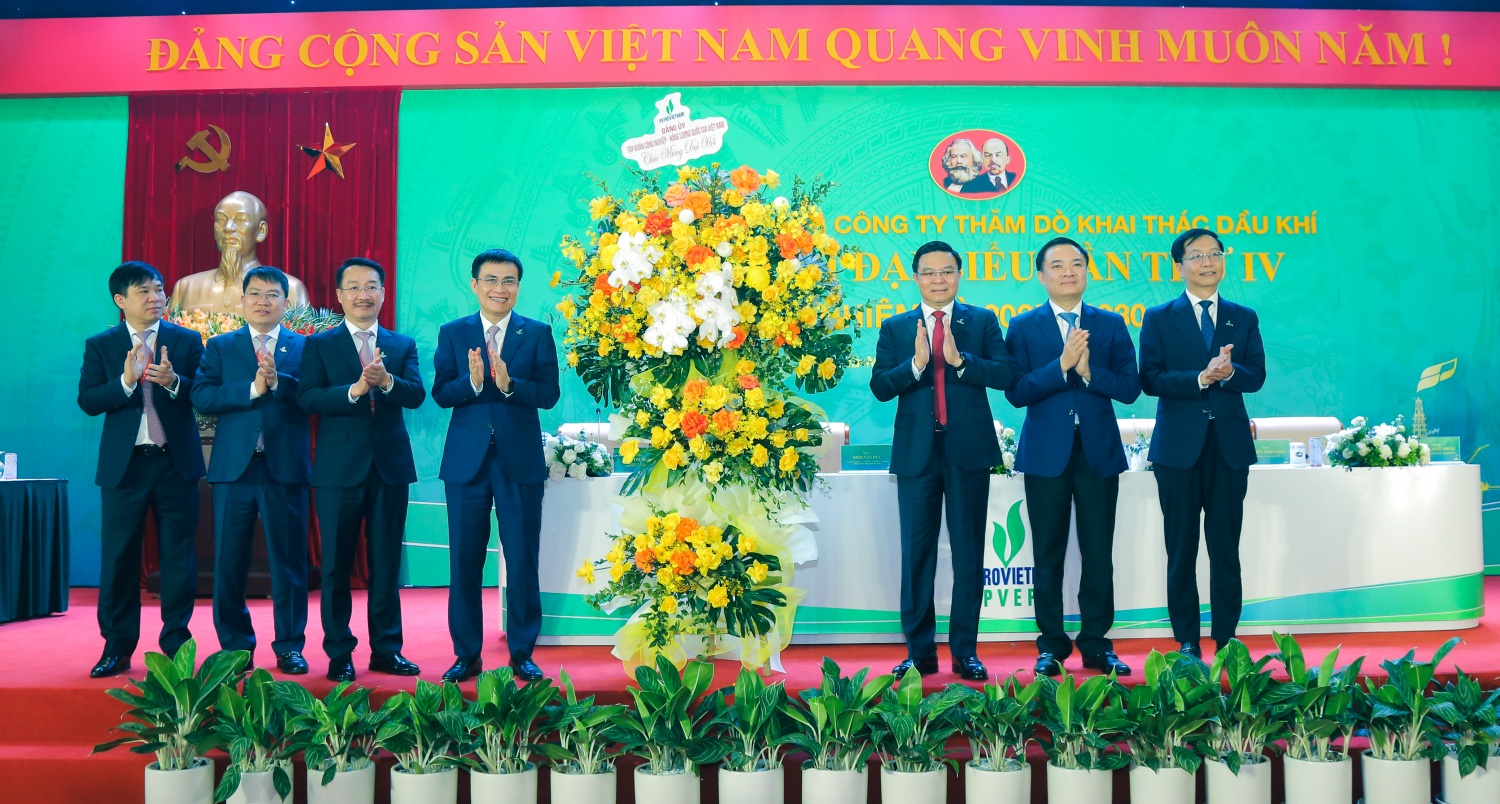 Thường trực Đảng ủy Petrovietnam tặng hoa chúc mừng Đại hội điểm của Đảng bộ Tập đoàn