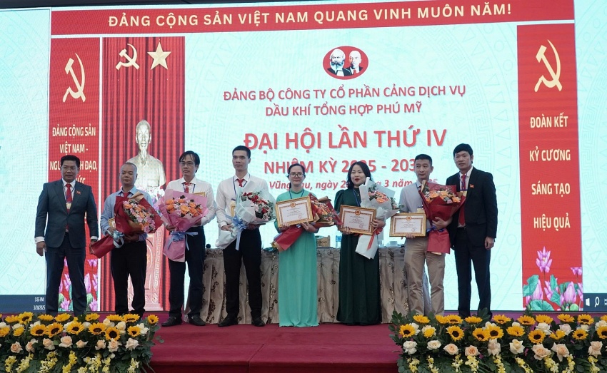 Các cá nhân tiêu biểu trong học tập, làm theo tư tưởng, đạo đức, phong cách Hồ Chí Minh được biểu dương, khen thưởng tại Đại hội.