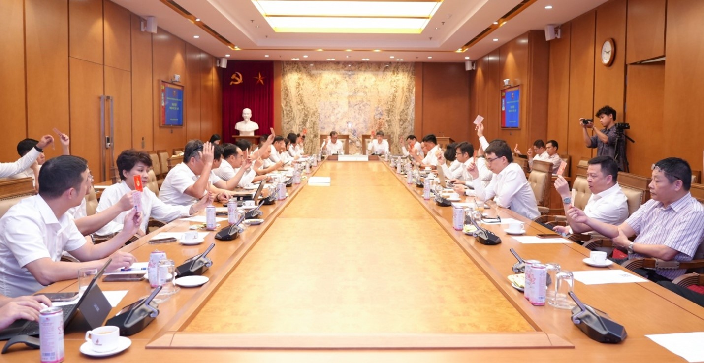 Các đại biểu biểu quyết tại Đại hội