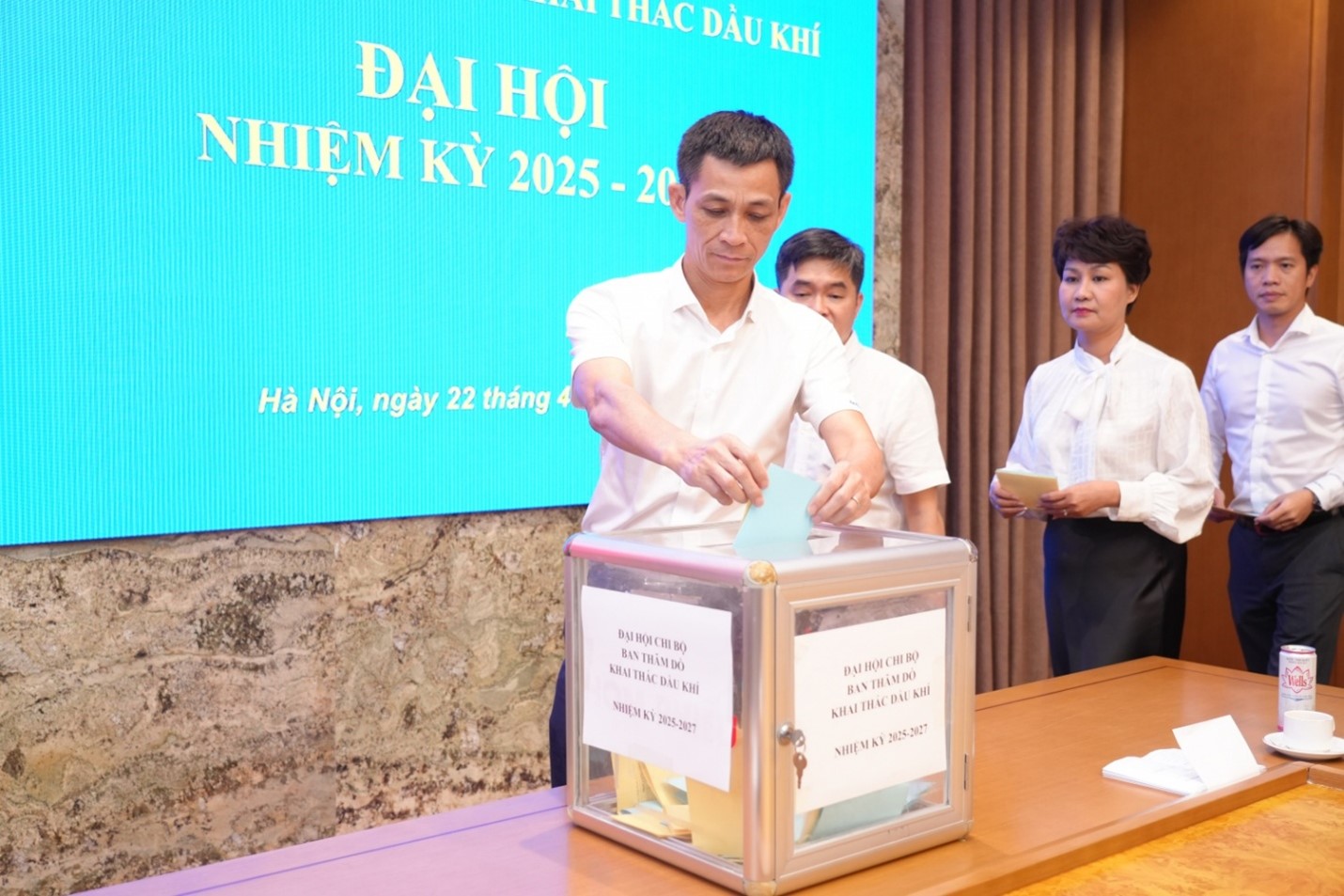 Các đại biểu bỏ phiếu bầu cử tại Đại hội