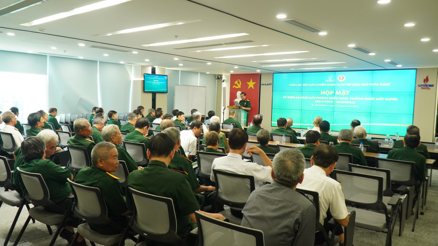 Các hội viên Câu lạc bộ cùng nhau chia sẻ những kỷ niệm về một thời chiến đấu bảo vệ Tổ quốc và cống hiến trong công cuộc xây dựng Petrovietnam.