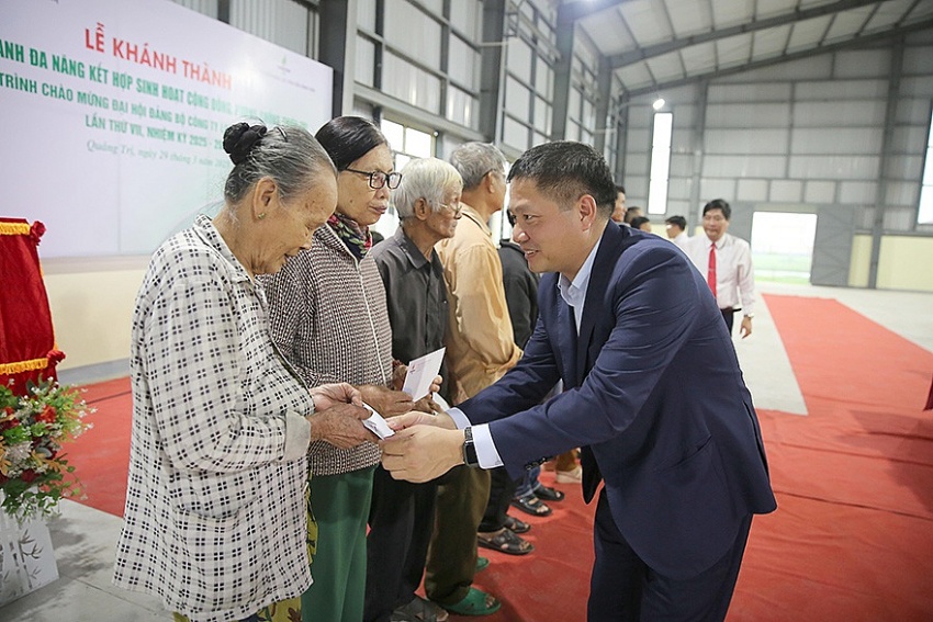 Ông Bùi Ngọc Dương - Bí thư Đảng ủy, Chủ tịch HĐQT BSR trao quà cho các hộ gia đình chính sách tại thị xã Quảng Trị, tỉnh Quảng Trị tháng 3-2025