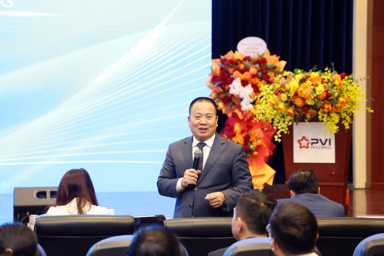 Ông Phạm Anh Đức - Tổng giám đốc TCT Bảo hiểm PVI trả lời câu hỏi của cổ đông tham dự Đại hội