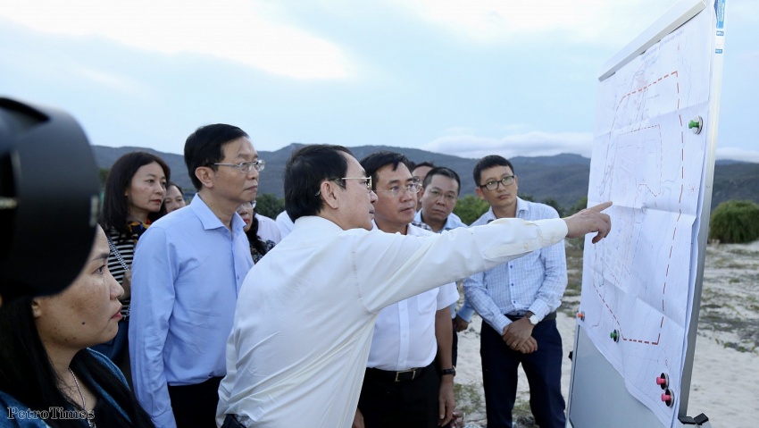 Ông Trần Quang Dũng - Phó Bí thư thường trực Đảng ủy Petrovietnam cùng đoàn công tác của Ban Tuyên giáo và Dân vận Trung ương khảo sát địa điểm xây dựng Nhà máy điện hạt nhân Ninh Thận 2 được Chính phủ giao Petrovietnam làm chủ đầu tư