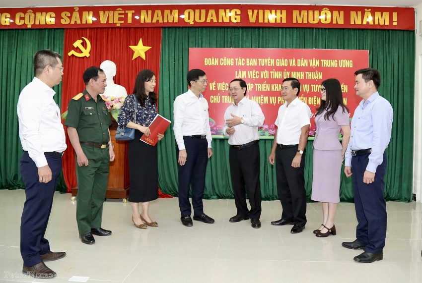 Ông Trần Quang Dũng trao đổi cùng ông Huỳnh Thành Đạt, Phó Trưởng Ban Tuyên giáo và Dân vận Trung ương về công tác tuyên truyền chủ trương dự án điện hạt nhân bên lề cuộc họp với Tỉnh ủy Ninh Thuận.