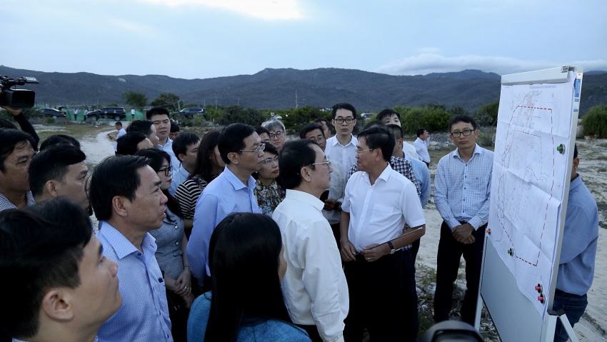 Đa số người dân tin tưởng dự án Nhà máy điện hạt nhân Ninh Thuận sẽ là động lực quan trọng cho sự phát triển kinh tế của tỉnh, mở ra cơ hội xây dựng Ninh Thuận trở thành “Trung tâm năng lượng xanh, sạch”. Ảnh: Đoàn công tác khảo sát vị trí xây dựng Nhà máy điện hạt nhân Ninh Thuận 2