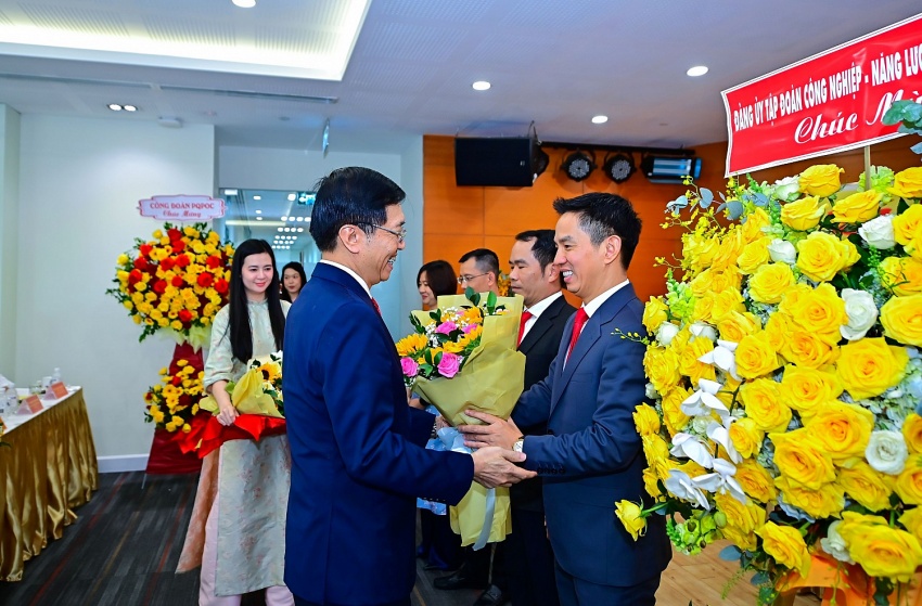 Đồng chí Trần Quang Dũng - Phó Bí thư thường trực Đảng ủy Petrovietnam tặng hoa chúc mừng Ban Chấp hành Đảng bộ PQPOC nhiệm kỳ mới